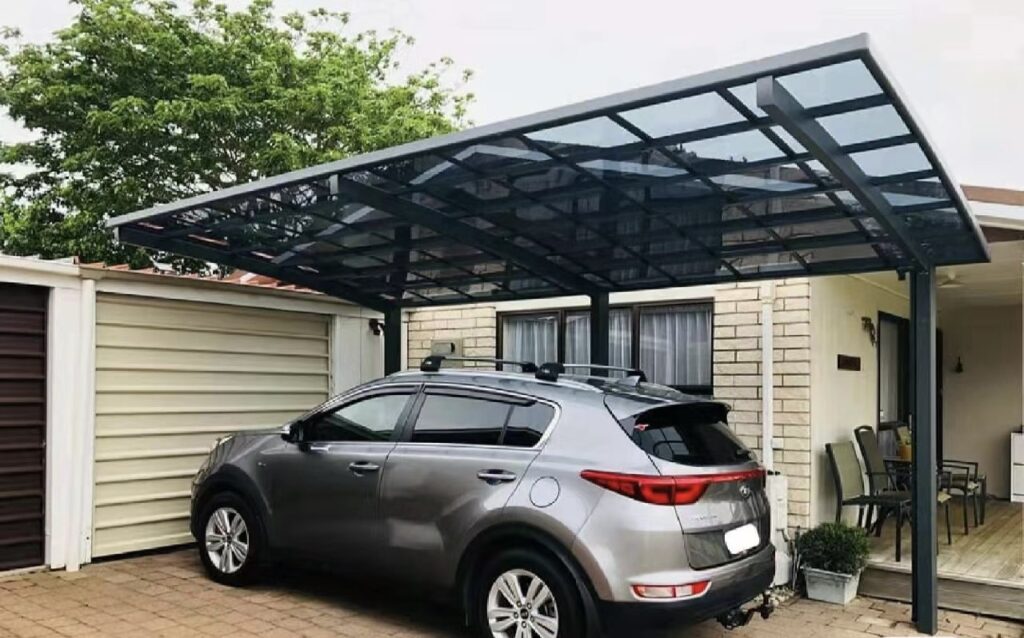 Mái che để xe sử dụng tấm lợp lấy sáng màu xám khói