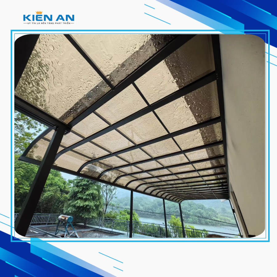 Tấm Poly Màu Trà Làm Mái Che Sân Chơi Tầng Thượng